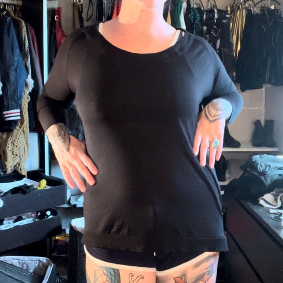 Adorable cowl-back top - Picture 3 of 4